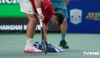 Džokovičs kortā izvemjas, saļimst, bet spēj izcīnīt uzvaru