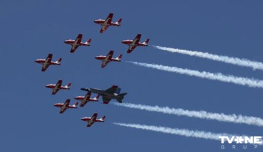Virs Brīvības pieminekļa pārlidos Kanādas iznīcinātāji