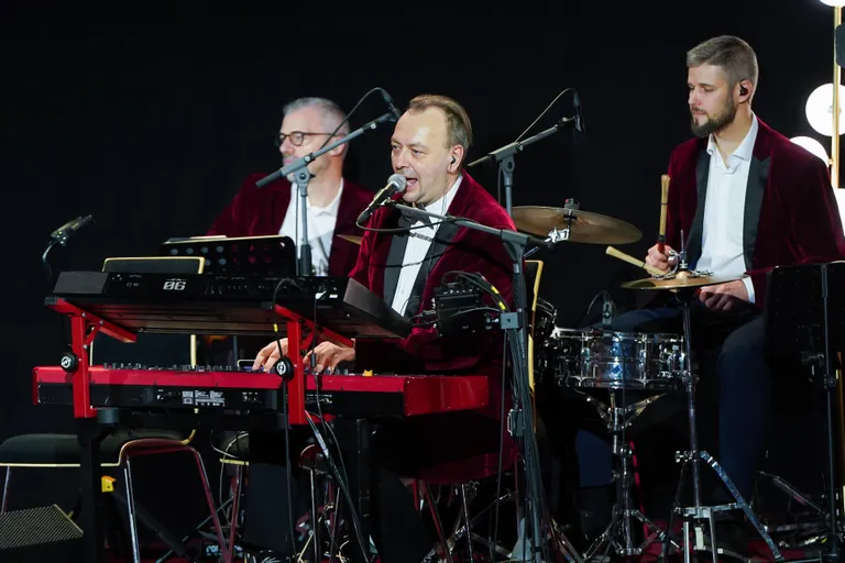 Muzikālo noformējumu sarunu šovam kuplina Kristaps Krievkalns ar pavadošo grupu.