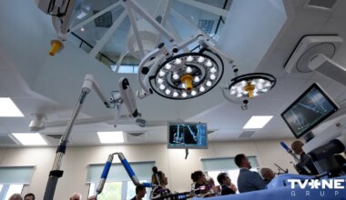 Traumatoloģijas slimnīcā atklāj modernu operāciju zāli