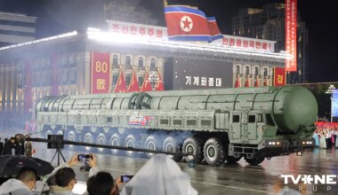 Ziemeļkoreja demonstrē jaunu tāla darbības rādiusa raķeti
