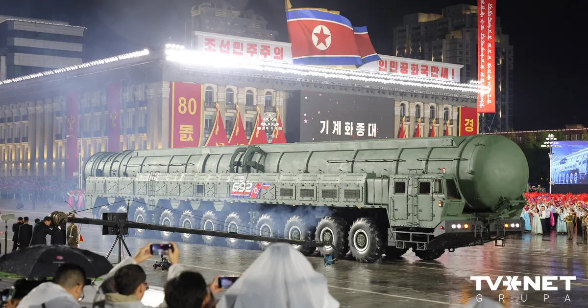 Ziemeļkoreja demonstrē jaunu tāla darbības rādiusa raķeti