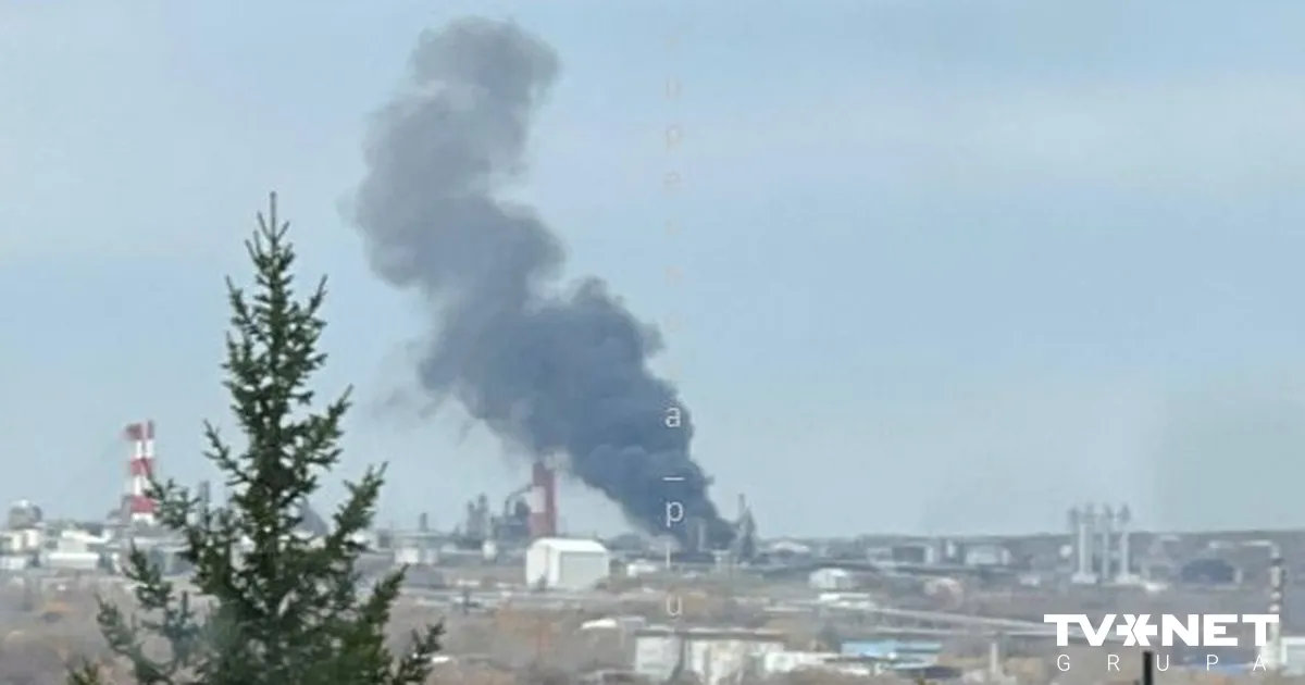 VIDEO ⟩ Ukraina veikusi tālo dronu triecienu naftas pārstrādes rūpnīcai Baškortostānā