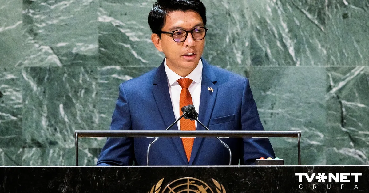 Madagaskaras prezidents aizbēdzis no valsts