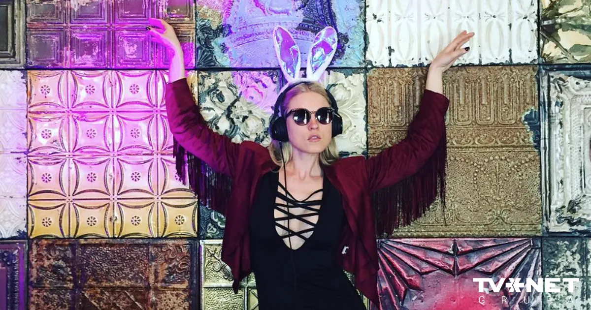 Lauris Reiniks un DJ Ella negaidīti patrāpījušies svingeru ballītē