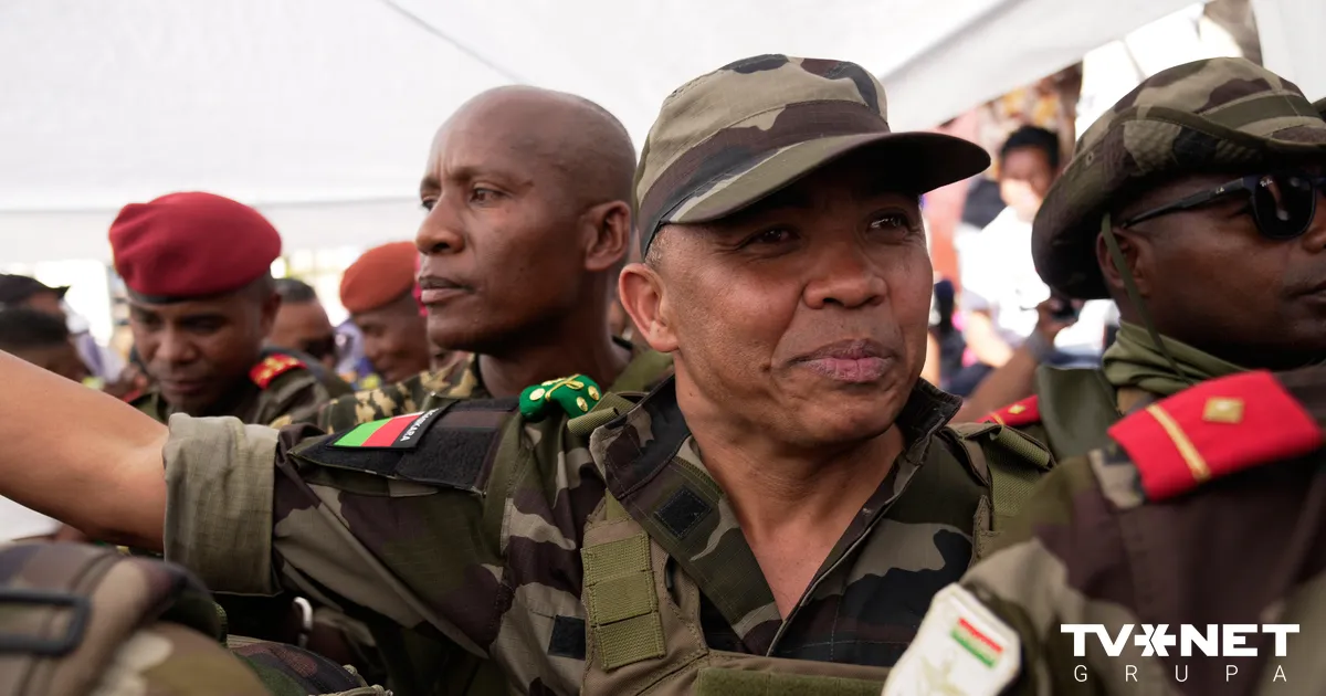 Madagaskarā pēc prezidenta aizbēgšanas varu pārņem armija