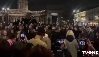 VIDEO ⟩ Sanktpēterburgā aizturēta 18 gadus veca ielu mūziķe, kura spēlēja Kremlim netīkamas dziesmas