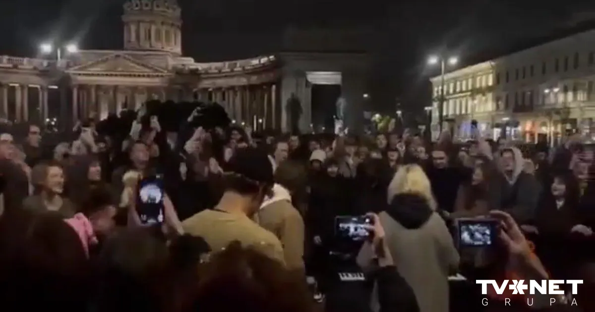 VIDEO ⟩ Sanktpēterburgā aizturēta 18 gadus veca ielu mūziķe, kura spēlēja Kremlim netīkamas dziesmas