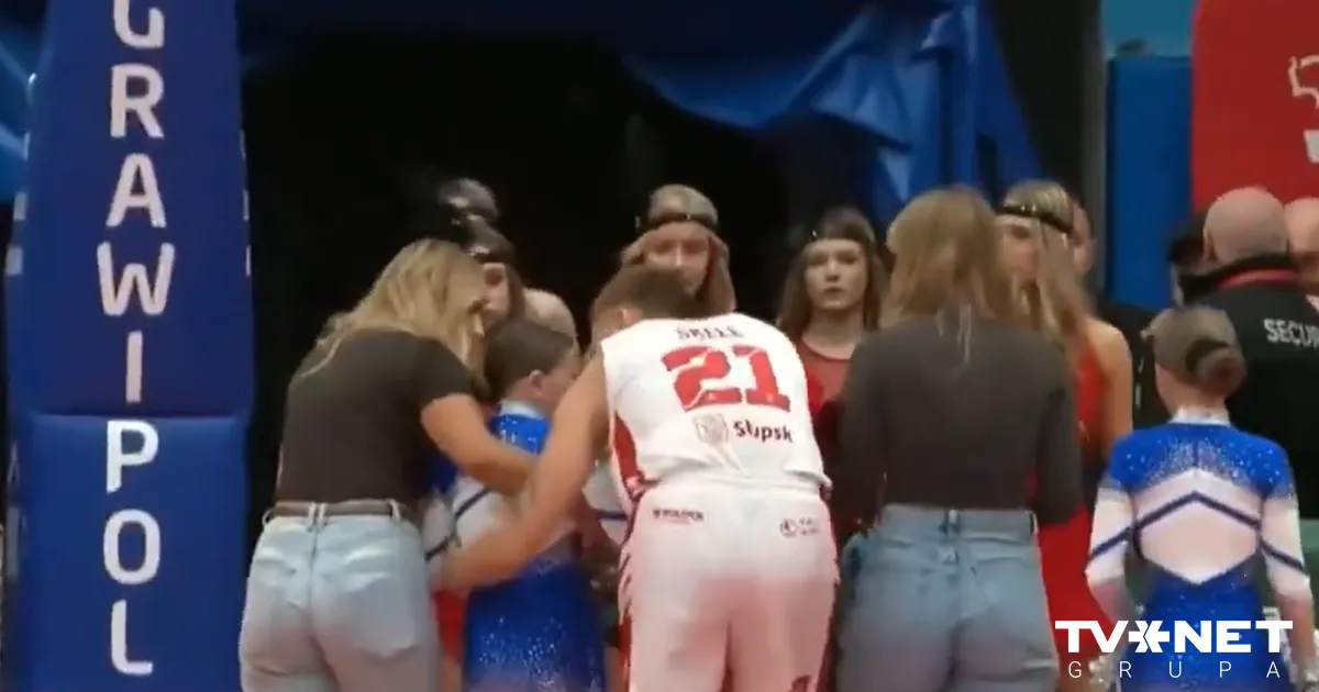 VIDEO ⟩ Šķēle ar basketbola bumbu trāpa karsējmeitenei pa galvu