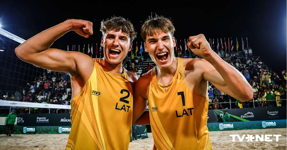 Auziņš/Fokerots triumfē pasaules U-21 čempionātā pludmales volejbolā