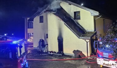 Naktī izcēlies plašs ugunsgrēks bērnudārzā "Bitīte" Saulkrastu pusē