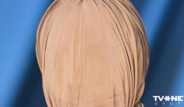 Kima Kardašjana pārsteidz ar "bezsejas" tēlu Kinoakadēmijas muzeja pasākumā