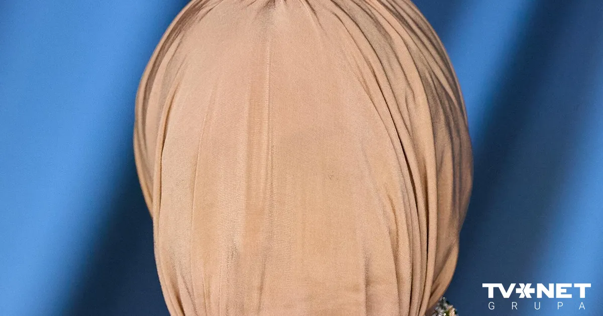 Kima Kardašjana pārsteidz ar "bezsejas" tēlu Kinoakadēmijas muzeja pasākumā