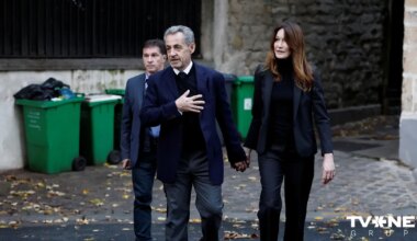 FOTO ⟩ Francijas eksprezidents Sarkozī dodas izciest piespriesto piecu gadu cietumsodu