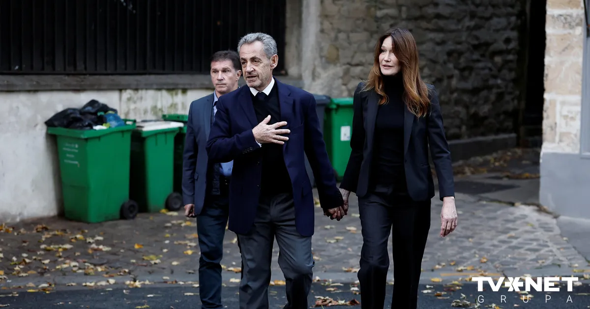 FOTO ⟩ Francijas eksprezidents Sarkozī dodas izciest piespriesto piecu gadu cietumsodu