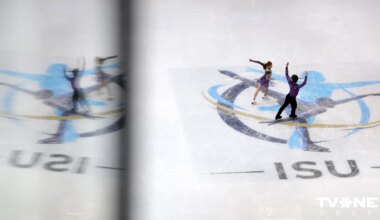 Ķīniešu daiļslidotāji pēc starta rezultātus sagaida ar mīksto rotaļlietu, kas līdzinās ballistiskajai raķetei