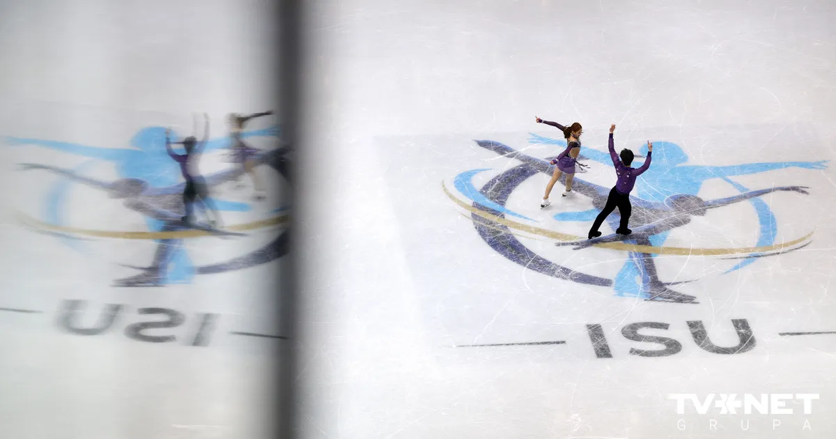 Ķīniešu daiļslidotāji pēc starta rezultātus sagaida ar mīksto rotaļlietu, kas līdzinās ballistiskajai raķetei