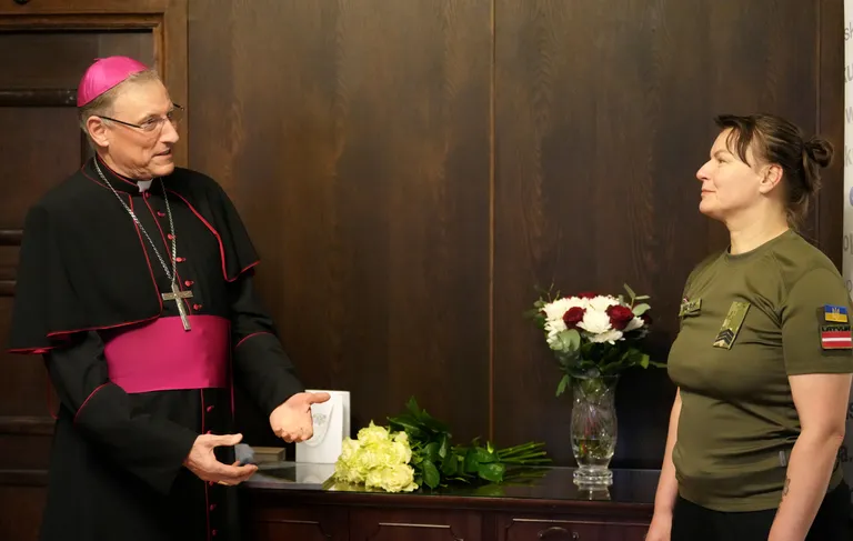 Latvijas Romas katoļu baznīcas Rīgas arhibīskaps metropolīts Zbigņevs Stankevičs un Gada Eiropas cilvēka Latvijā titula ieguvēja, frontes mediķe Ukrainā Sarmīte Cīrule piedalās Gada Eiropas cilvēka Latvijā godināšanas pasākumā Saeimā.