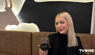 Beatrise no "Saimniece meklē vīru" konkursā "Sējējs" saņem balvu