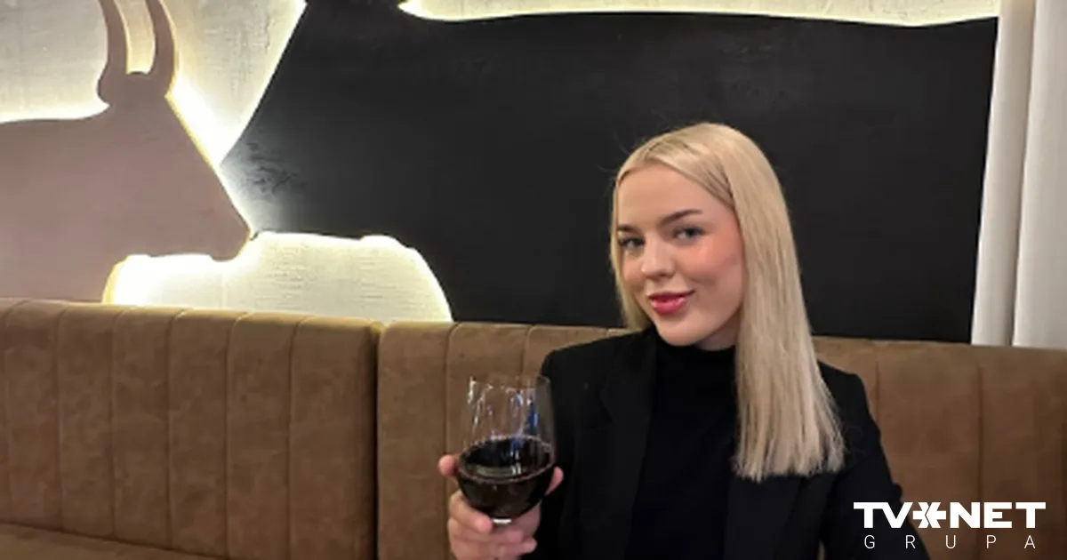 Beatrise no "Saimniece meklē vīru" konkursā "Sējējs" saņem balvu