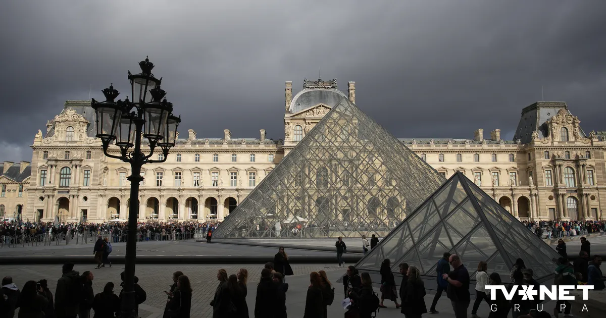 FOTO ⟩ TVNET+ reportāža no Luvras — zādzība, slēgtā galerija un neatbildētie jautājumi - Apollo.lv