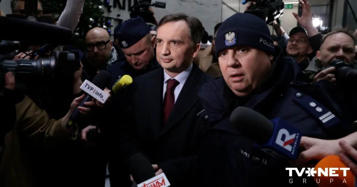 Polijas prokuratūra vēlas aizturēt bijušo tieslietu ministru Zbigņevu Zjobro