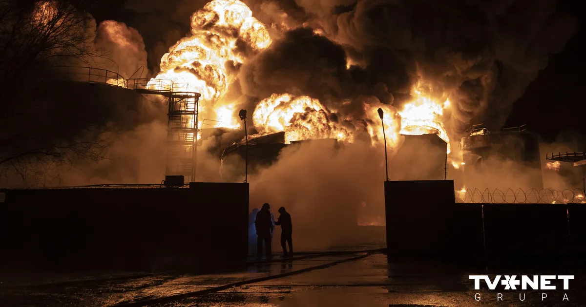 Ukraiņu dronu triecienos aizdegušās Krievijas naftas pārstrādes un ķīmijas rūpnīcas