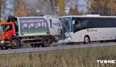 VIDEO ⟩ "Cik varēju, tik bremzēju..." Kā notika atkritumu vedēja un autobusa sadursme uz Liepājas šosejas