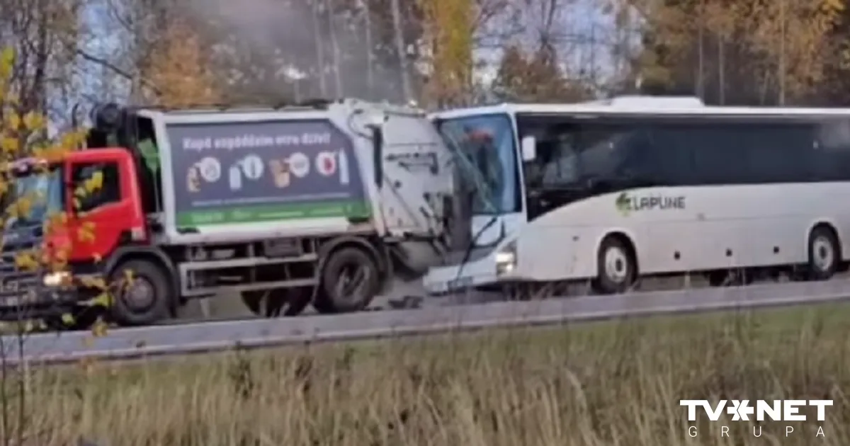 VIDEO ⟩ "Cik varēju, tik bremzēju..." Kā notika atkritumu vedēja un autobusa sadursme uz Liepājas šosejas
