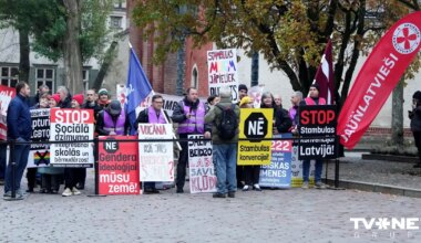 Piketā par atbalstu Stambulas konvencijas denonsēšanai piedalās aptuveni 20 cilvēki