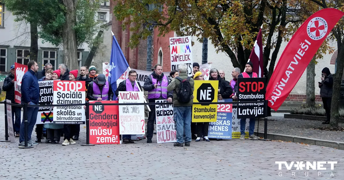 Piketā par atbalstu Stambulas konvencijas denonsēšanai piedalās aptuveni 20 cilvēki