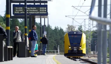 Rīga meklē ceļus, kā atbrīvoties no automašīnām: vienotā biļete un zemo emisiju zonas