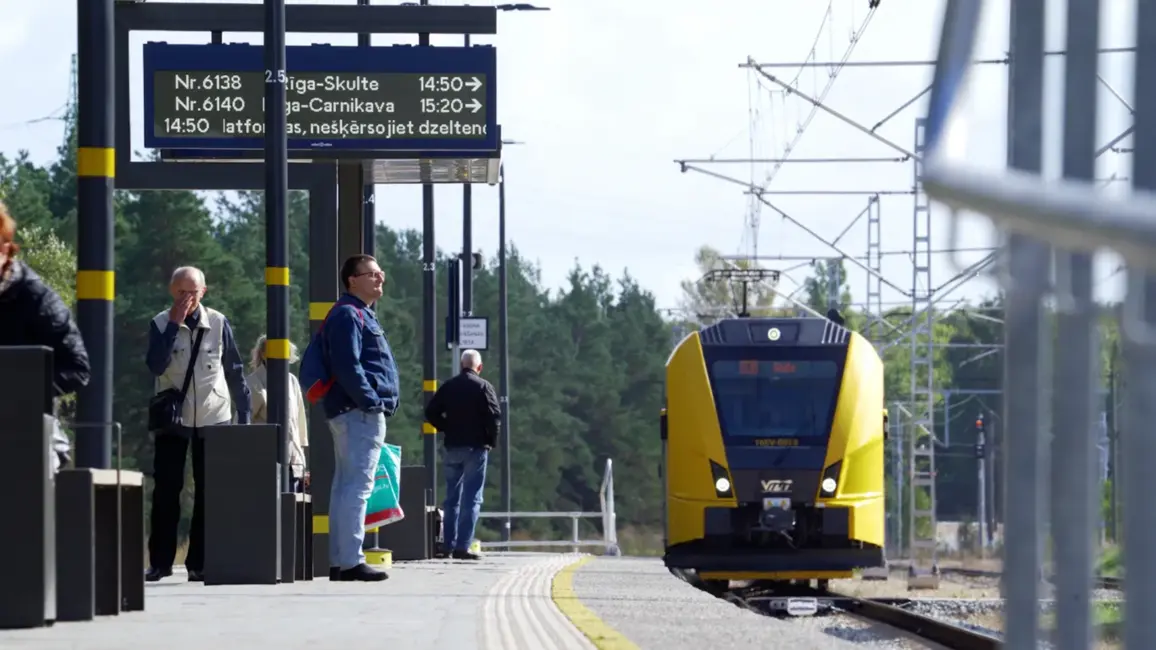Rīga meklē ceļus, kā atbrīvoties no automašīnām: vienotā biļete un zemo emisiju zonas