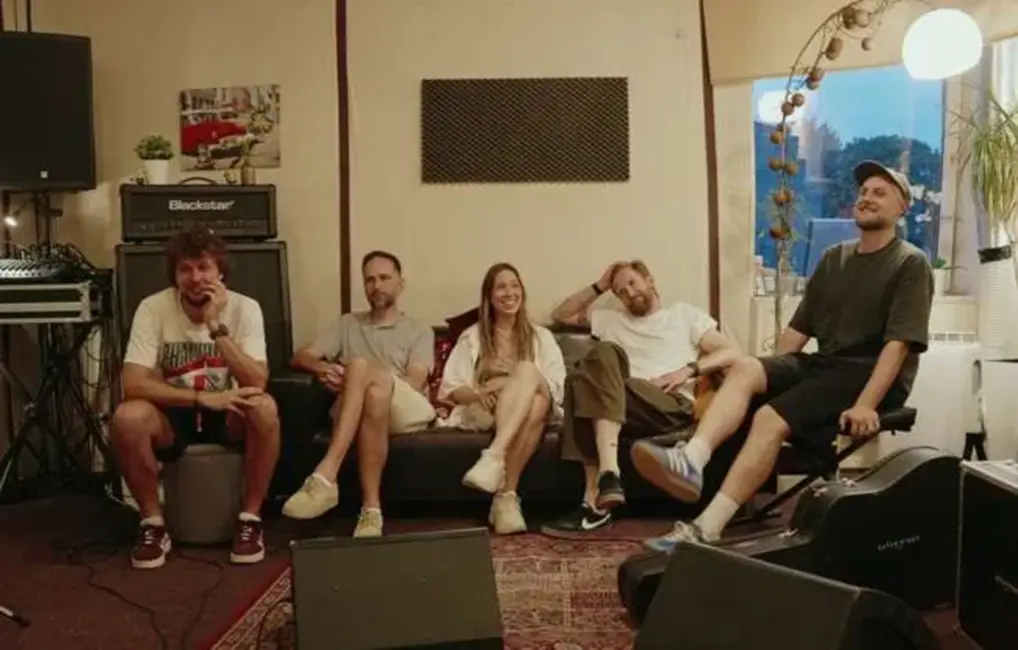 “Astro’n’out” akustiskā tūre “Mūc” atklāj aizkulises un ilgtspējas izaicinājumus mini seriālā