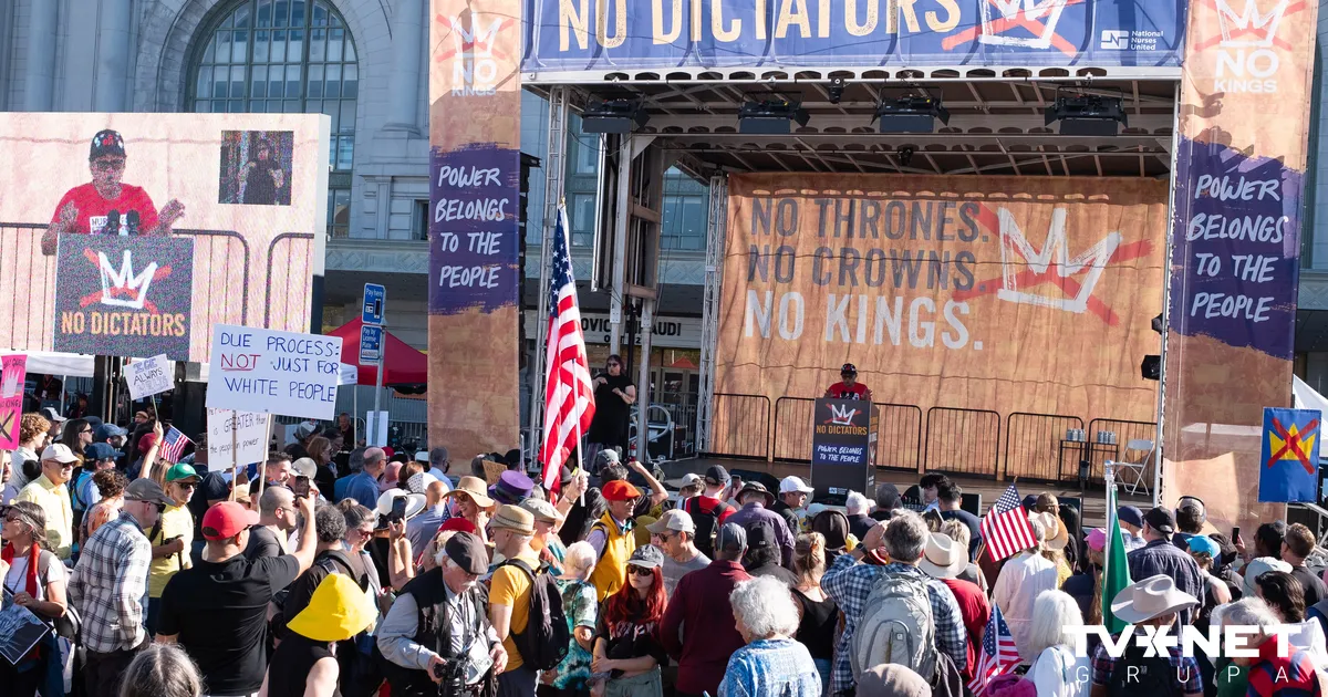 FOTO ⟩ ASV notiek plaši protesti pret Trampa politiku, aizstāvot demokrātiju