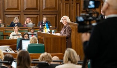 Daiga Mieriņa valsts valodai veltītās debatēs: valoda ir valsts, un valsts esam mēs katrs