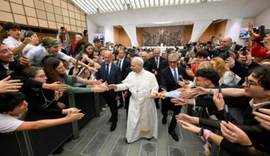 Pāvests jauniešiem: neļaujiet algoritmam rakstīt jūsu dzīves stāstu