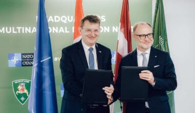 Latvijas un Dānijas aizsardzības ministri Ādažu bāzē paraksta vēstuli, apņemoties kopā stiprināt drošību