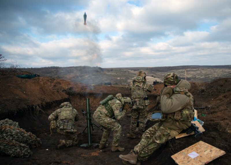 Ukrainas armijas karavīri kaujas laukā Doņeckas apgabalā.