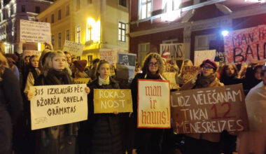 Pie Saeimas notiek protests pret Latvijas izstāšanos no Stambulas konvencijas