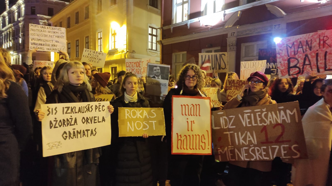 Pie Saeimas notiek protests pret Latvijas izstāšanos no Stambulas konvencijas