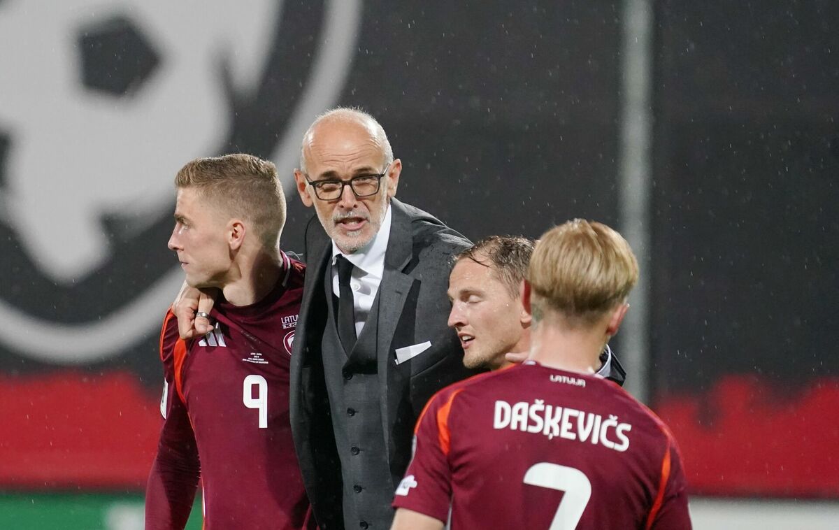 Paolo Nikolato ar Latvijas izlases futbolistiem. Foto: Paula Čurkste/LETA