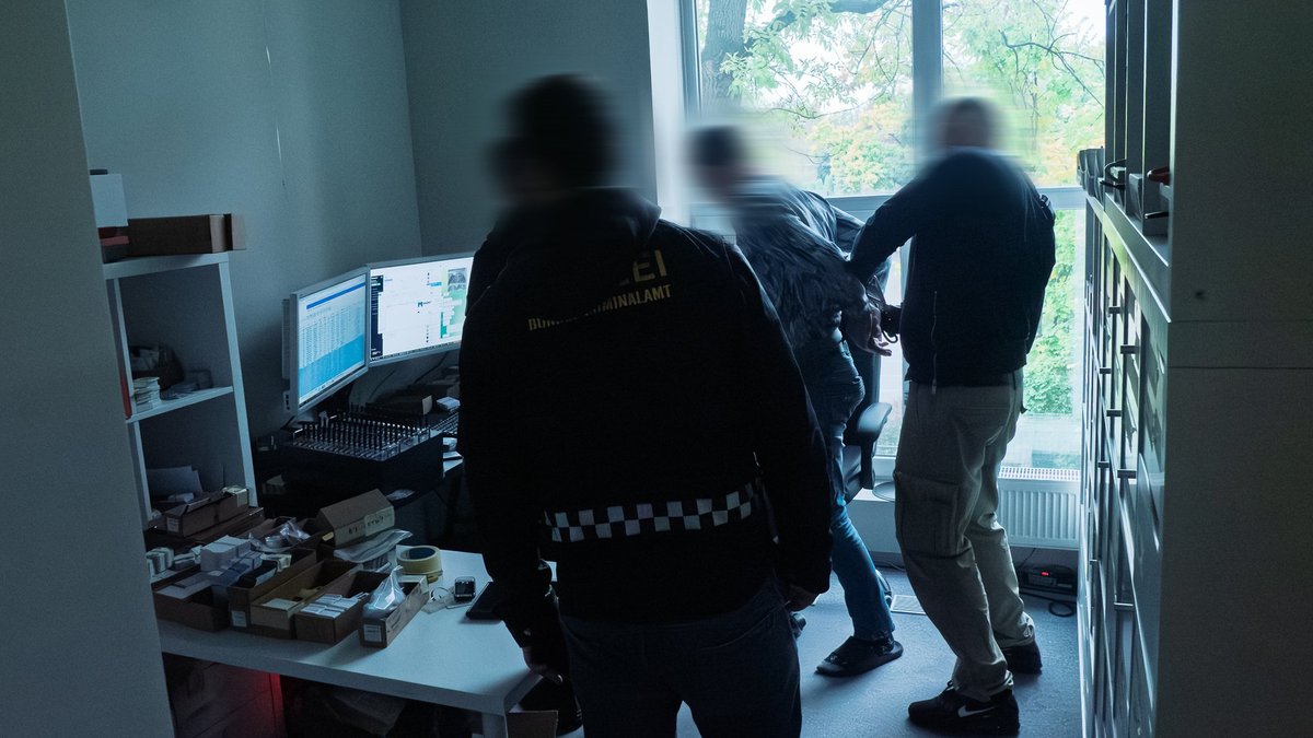 Starptautiskā operācijā aizturēti pieci Latvijas pilsoņi – krāpniecības shēmu darboņi