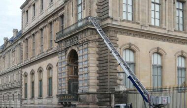 Vācu uzņēmums Luvras zādzību pārvērš asprātīgā reklāmā – garnadži izmantojuši viņu pacēlāju