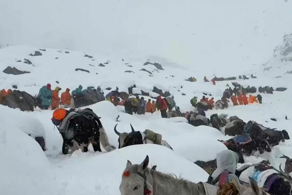 Vētras dēļ Everesta pakājē bija iesprūduši vairāki simti cilvēku. Foto: Lingsuiye / AP