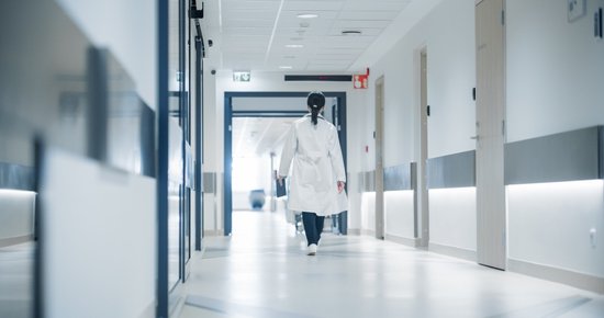Kuldīgas slimnīcā mirusi, iespējams, narkotikas pārdozējusī jauniete