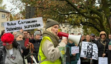 Suņi, sveces un aicinājums atrast mugurkaulu Bauskas domei. Pikets saistībā ar suņu nošaušanu Bauskas novadā
