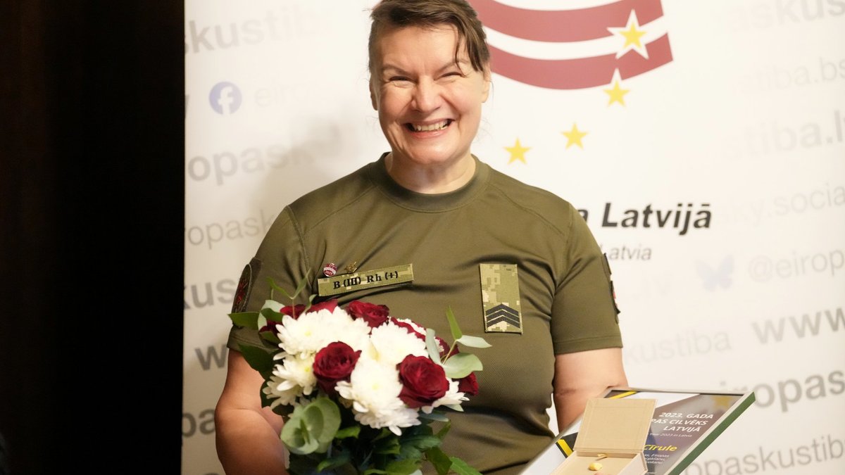 Frontes mediķei Cīrulei pasniedz "Gada Eiropas cilvēka Latvijā" diplomu