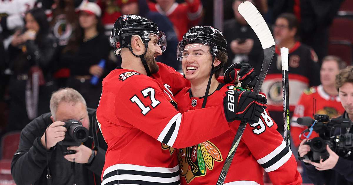 “Blackhawks” zvaigzne Bedārds gūst savu pirmo NHL “hat-trick”