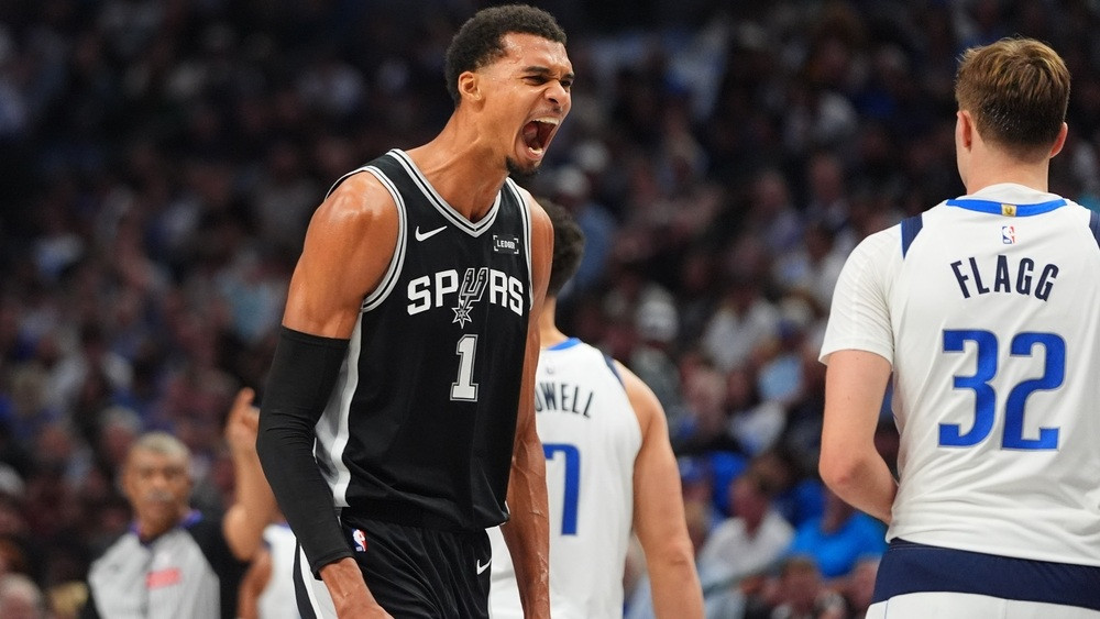 Vembijam 40+15, Flegs debitē ar double-double, ''Spurs'' grauj Teksasas duelī – Basketbols – Sportacentrs.com